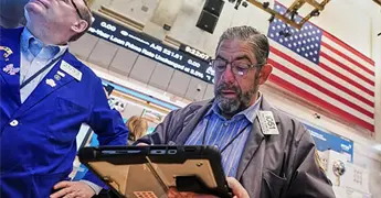 Wall Street cierra en rojo; BMV sube