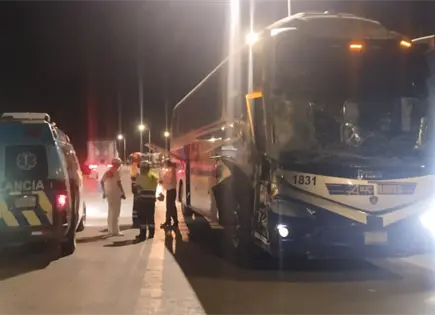 Autob&uacute;s se impacta contra tr&aacute;iler en la Valles–Ray&oacute;n