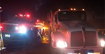 Cami&oacute;n cargado de carb&oacute;n se incendia