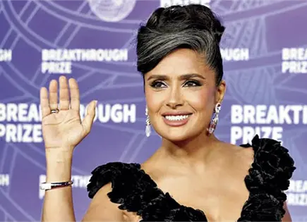 CANAS DE SALMA HAYEK GENERAN APLAUSOS