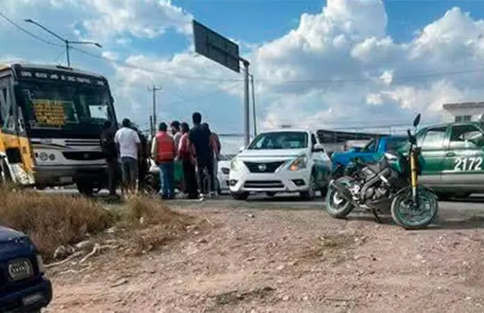 Casi linchan taxistas a camionero a causa de un accidente vial