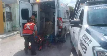 Choque entre motocicletas deja a un hombre lesionado