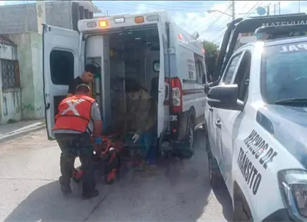 Choque entre motocicletas deja a un hombre lesionado