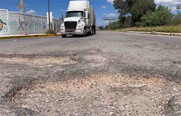 Por tormentas, resurgen baches en la Zona Industrial