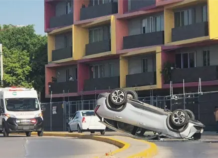 Video | Aparatosa volcadura en Las Piedras; s&oacute;lo da&ntilde;os