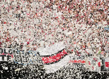 Buenos Aires proh&iacute;be uso de confeti en estadios de f&uacute;tbol tras incendio en cl&aacute;sico River-Boca
