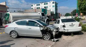 Carro le pega a otro estacionado en V. Amador