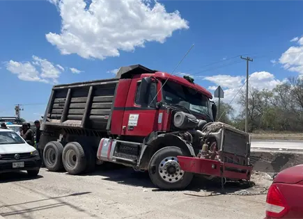 Chofer de cami&oacute;n materialista sufre percance en r&uacute;a a Matehuala