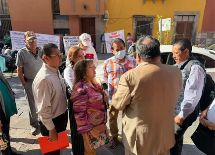 Jubilados exigen claridad en pagos; Gobierno promete reuni&oacute;n con Finanzas