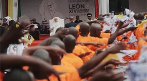 Papa alienta a presos de Bata