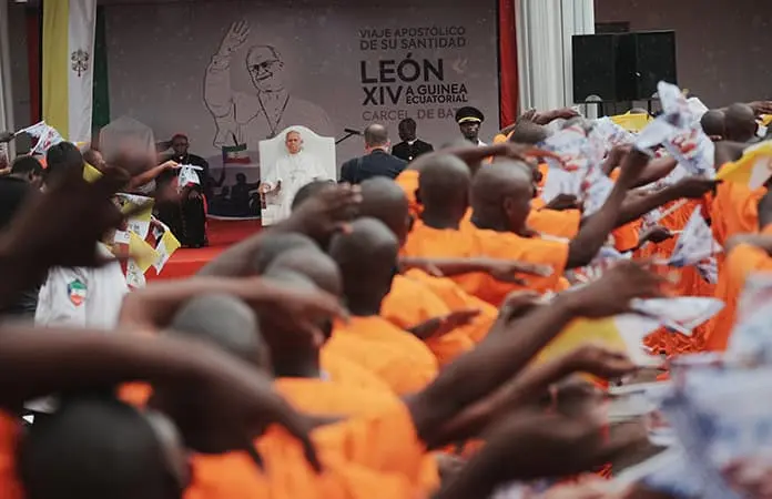 Papa alienta a presos de Bata