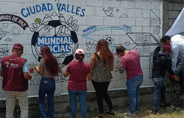 Pintan mural mundialista en Tampaya