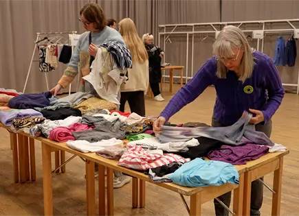 Suecia impulsa intercambios de ropa usada para reducir el impacto ambiental de la moda