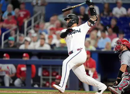 Triunfan Marlins sobre Cardenales