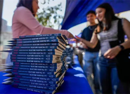 Universidad de Chile entrega 3,000 libros de Gabriela Mistral