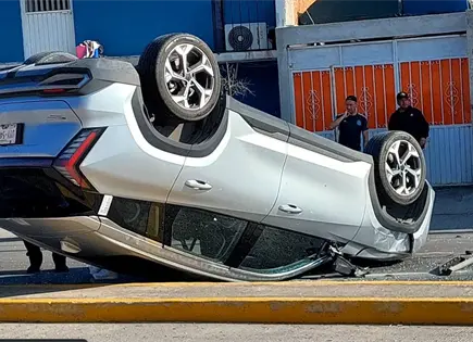 Vuelca camioneta en Las Piedras; conductor resulta con lesiones leves
