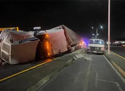 Vuelca tr&aacute;iler cargado de pollo en la carretera a Zacatecas; desatan rapi&ntilde;a