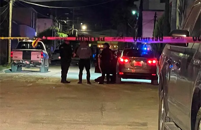 A balazos, asesinan a hombre en su carro