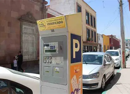 Parqu&iacute;metros s&iacute; cobran este lunes en SLP