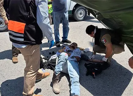 Dos j&oacute;venes en moto son arrollados en carretera M&eacute;xico