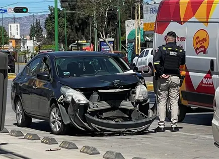 Estrella su auto en poste de Himno Nacional