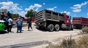 Se accidenta cami&oacute;n cargado con grava
