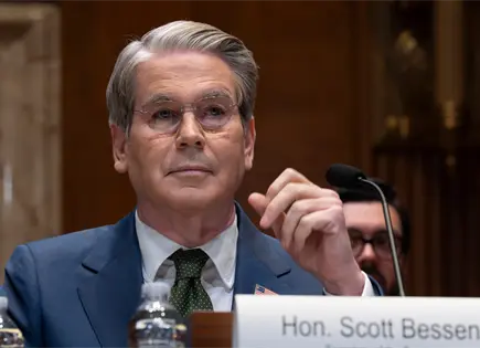 Trump sanciona refiner&iacute;a china por petr&oacute;leo iran&iacute; y navieras