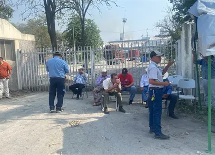 Ca&ntilde;eros impiden salida de az&uacute;car en Ingenio Plan de Ayala