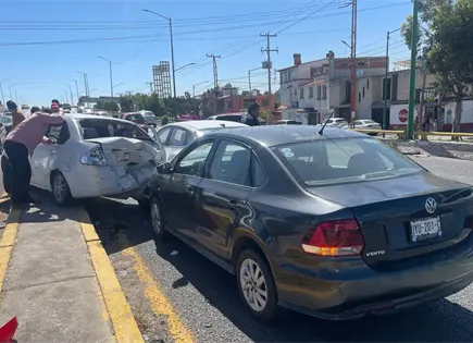 Cuatro veh&iacute;culos chocan frente a colonia Foresta