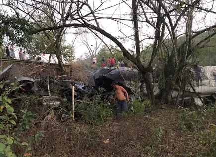 Fatal choque en la Valles-Rioverde; mueren tres