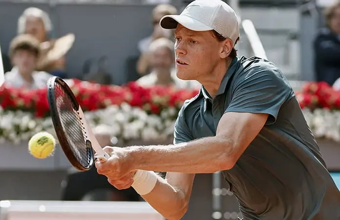 J. Sinner gana con sufrimiento