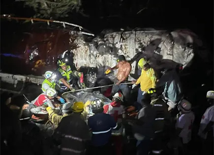 Mueren tres en choque de pipa y camioneta en la Valles–Rioverde