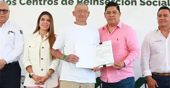 R. Gallardo entrega preliberaciones en el Cereso "La Pila"