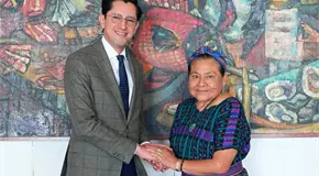 Rigoberta Mench&uacute;ser&aacute; consejera de SRE