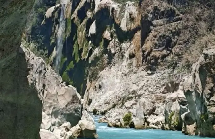A punto de desaparecer la cascada de Tamul