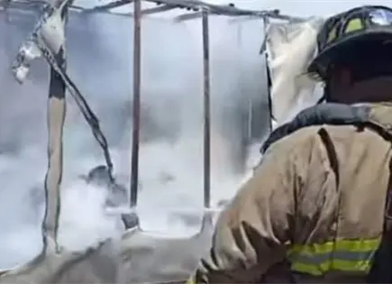 Bomberos apagan un tractocami&oacute;n