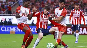 Chivas deja ir el liderato