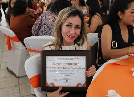 Dan reconocimiento a varias educadoras