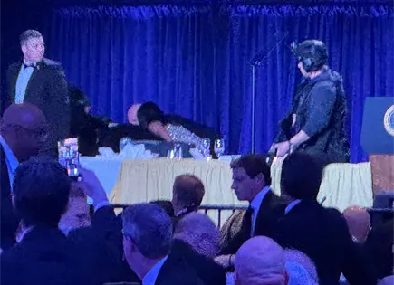 Evac&uacute;an a Donald Trump en cena corresponsales por amenaza