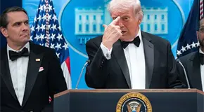 D. Trump exige acelerar su sal&oacute;n