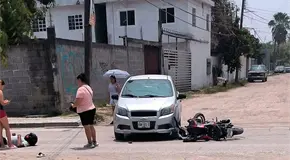 J&oacute;venes en moto resultan heridos en percances