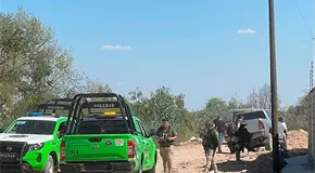 Localizan a hombre sin vida junto a un canal