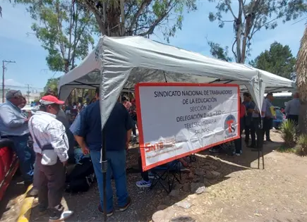 Protestan docentes jubilados por cobro de impuestos