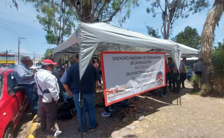 Protestan docentes jubilados por cobro de impuestos