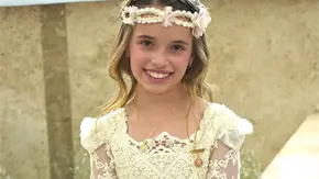 ELENA RECIBE LA COMUNI&Oacute;N