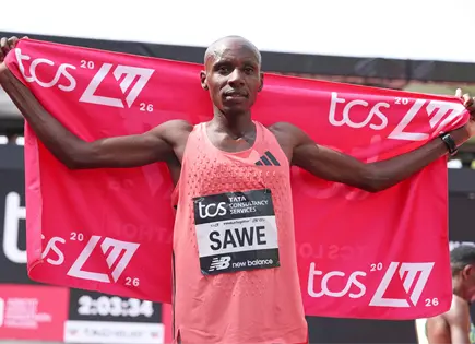 Sabastian Sawe rompe r&eacute;cord y gana marat&oacute;n Londres en menos de dos horas