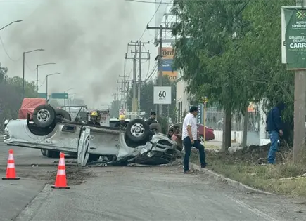Vuelca auto en la 57, en Zona Industrial