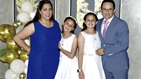 ANDREA Y SOF&Iacute;A FELICES DE RECIBIR LA COMUNI&Oacute;N