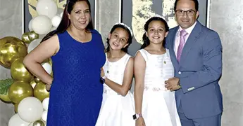 ANDREA Y SOF&Iacute;A FELICES DE RECIBIR LA COMUNI&Oacute;N