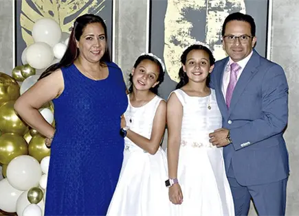 ANDREA Y SOFÍA FELICES DE RECIBIR LA COMUNIÓN